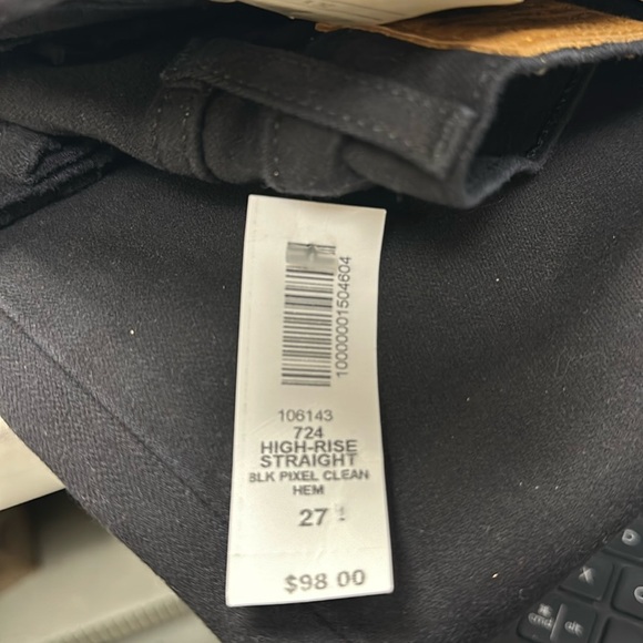 Levi's Women's Premium 724 High Rise Straight Leg - Picture 6 of 6